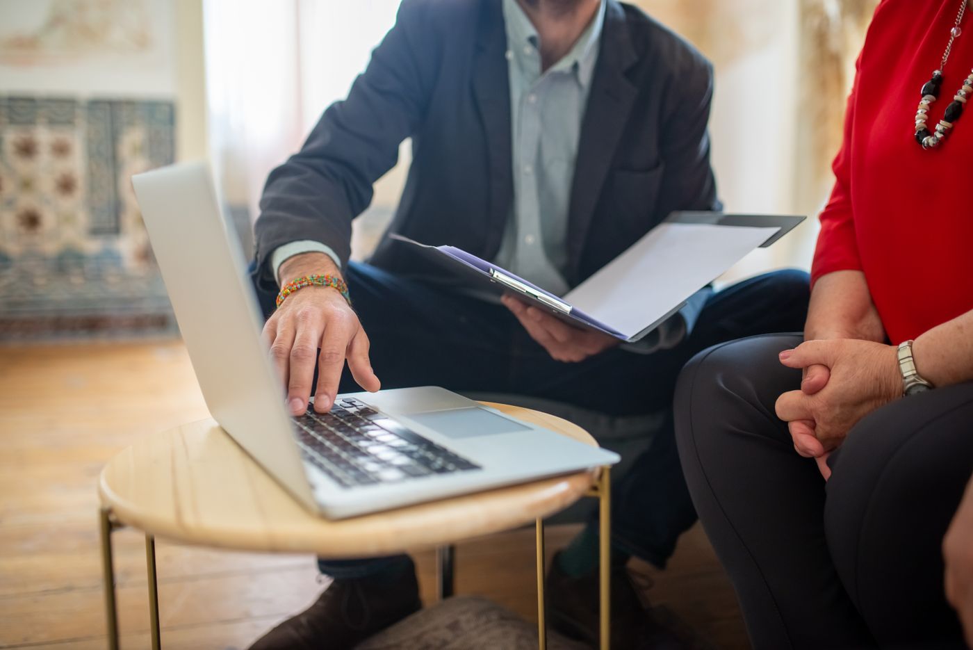 Colloquio con i clienti: documenti e computer sul tavolo dello studio
