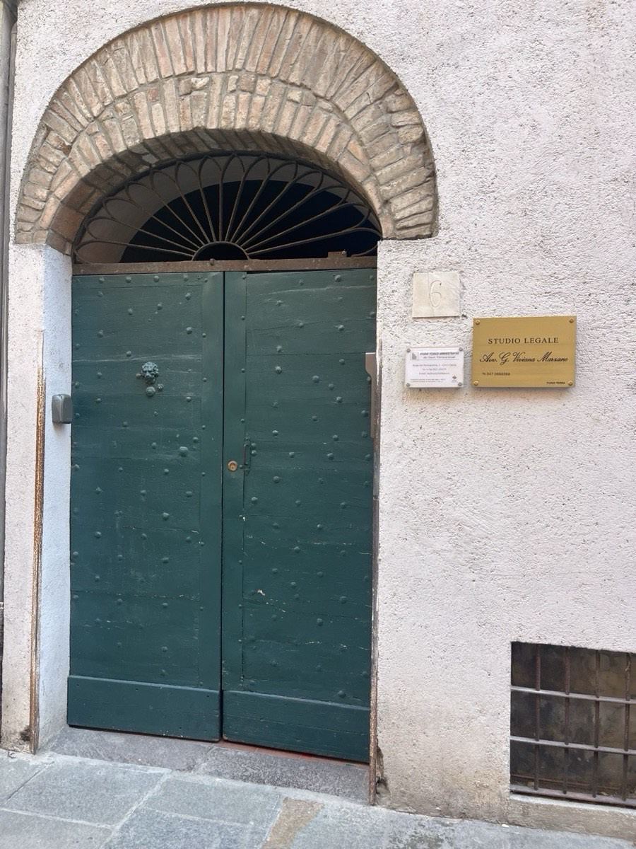 Ingresso dello studio legale in Borgo del Naviglio 6 a Parma, con targa in ottone dello studio